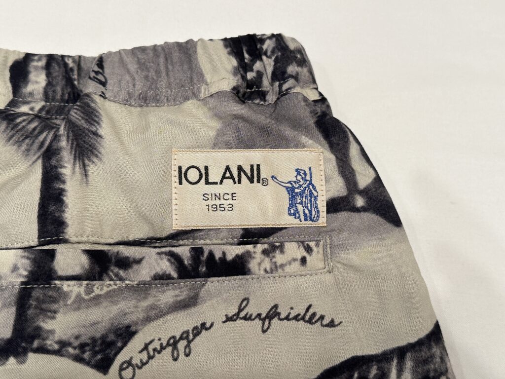 右バックポケットの上に「IOLANI」のネームタグがあります。